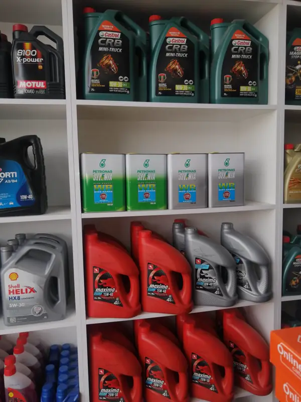 Castrol, Motul, Shell ve Petrol Ofisi motor yağları rafı