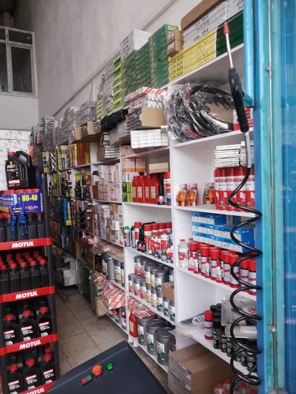 Mağaza içi: Motul standı, filtre ve bakım ürünleri