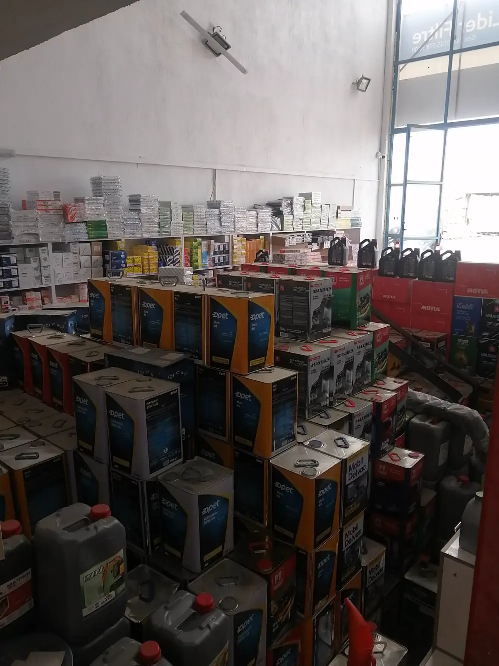 Depomuzdaki teneke yağ stoğu